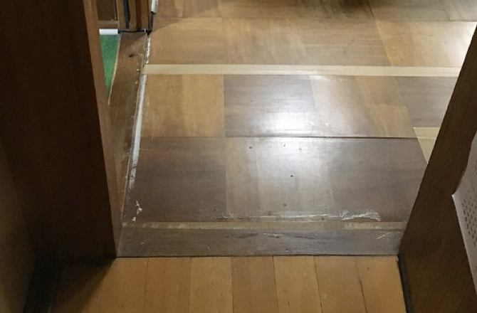 劣化したフローリング