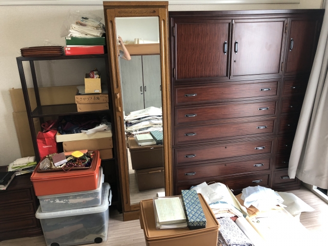 家具が密集した部屋