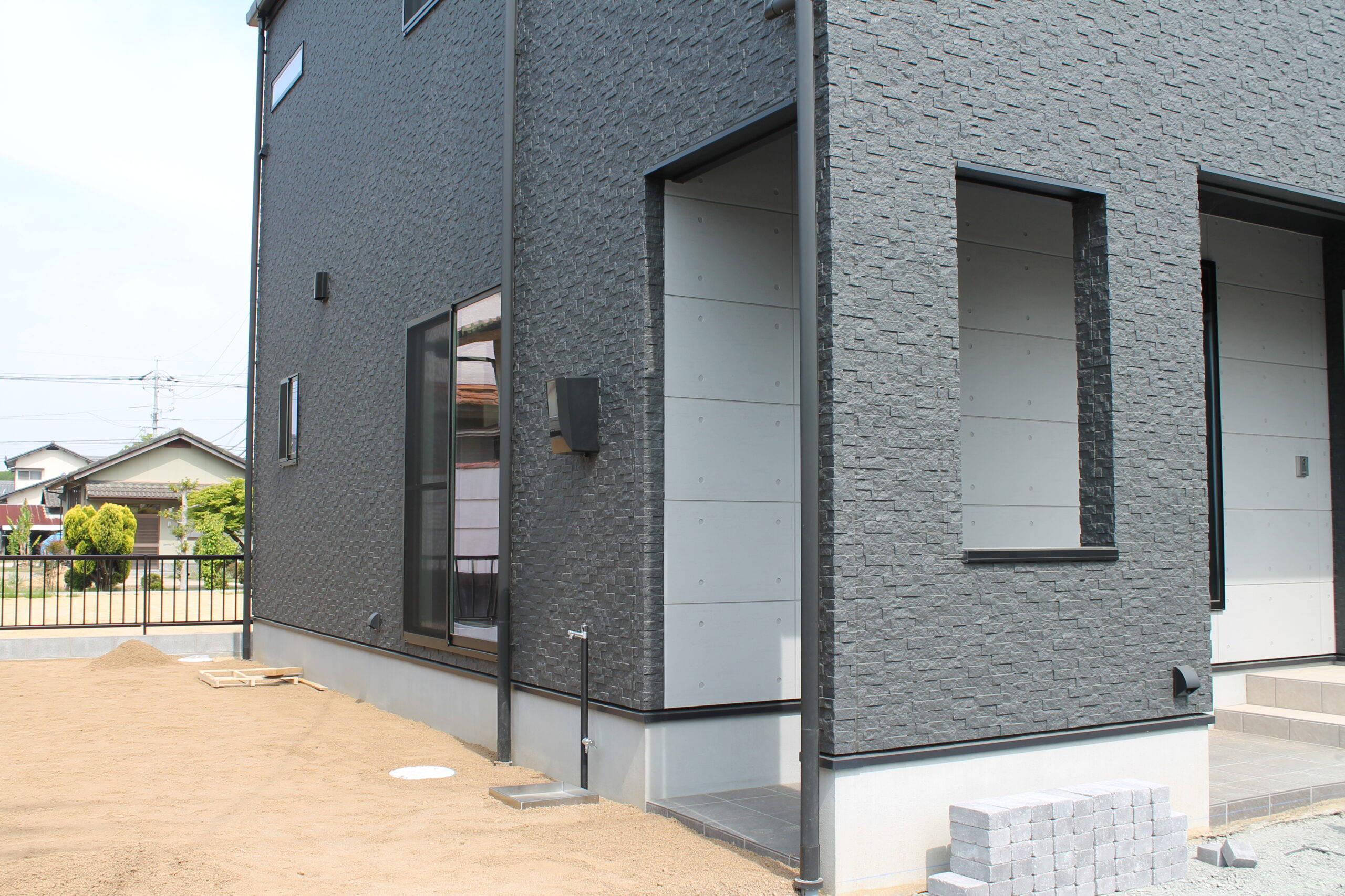 黒のアクセントウォールを設けた新築住宅のLDK