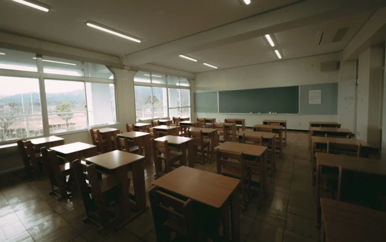 岡山市の小学校体育館で天井の断熱材が落下　けが人なし、老朽化への点検進む