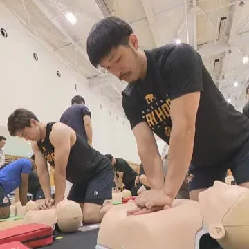 【岡山市】トライフープ岡山の選手が救命講習　熱中症対策やAEDの使い方を学ぶ