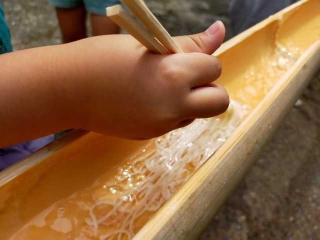 【岡山の涼スポット】津山市・横野滝で夏を満喫　名物「流しそうめん」と滝の絶景が人気